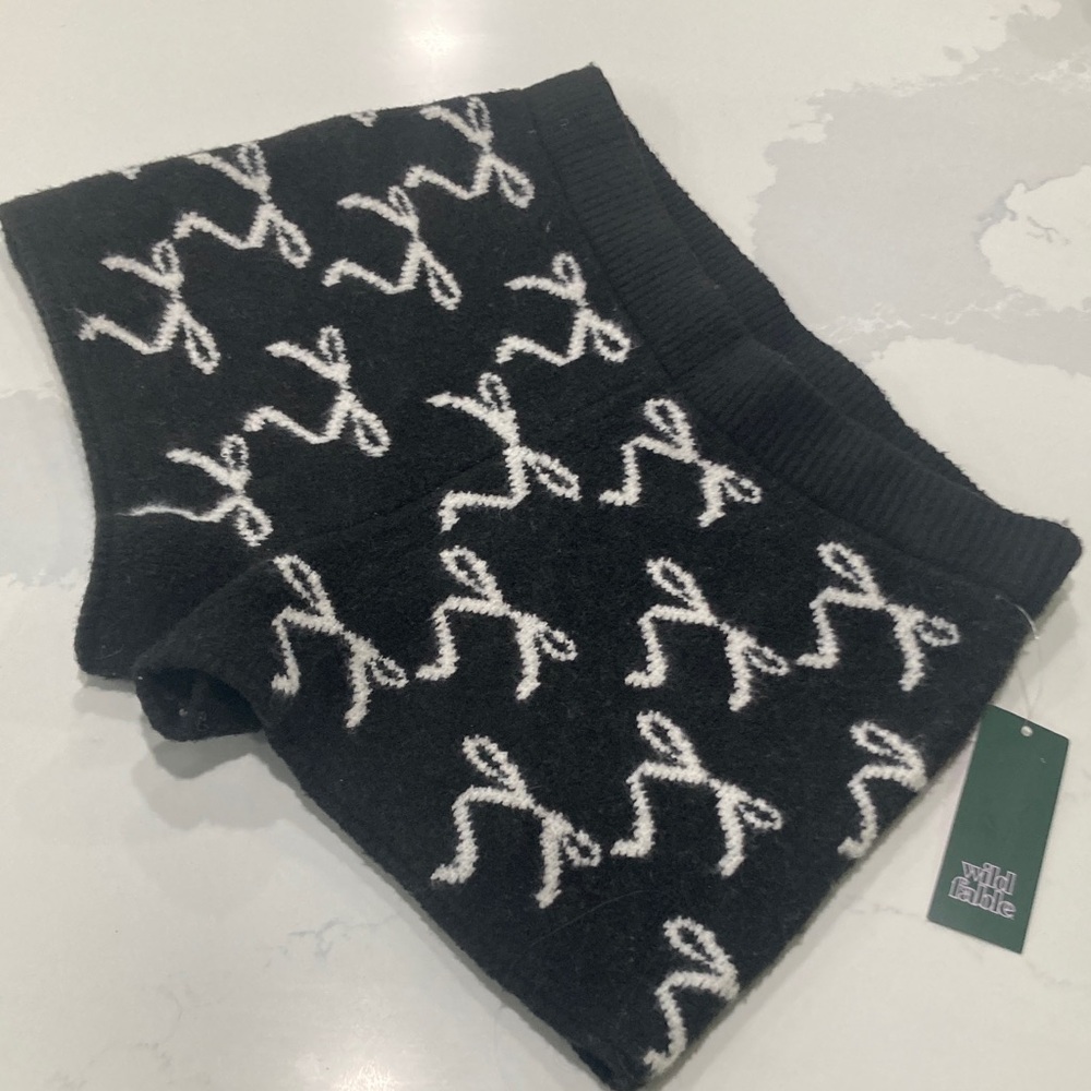 New Black and White Bow Knit Shorts